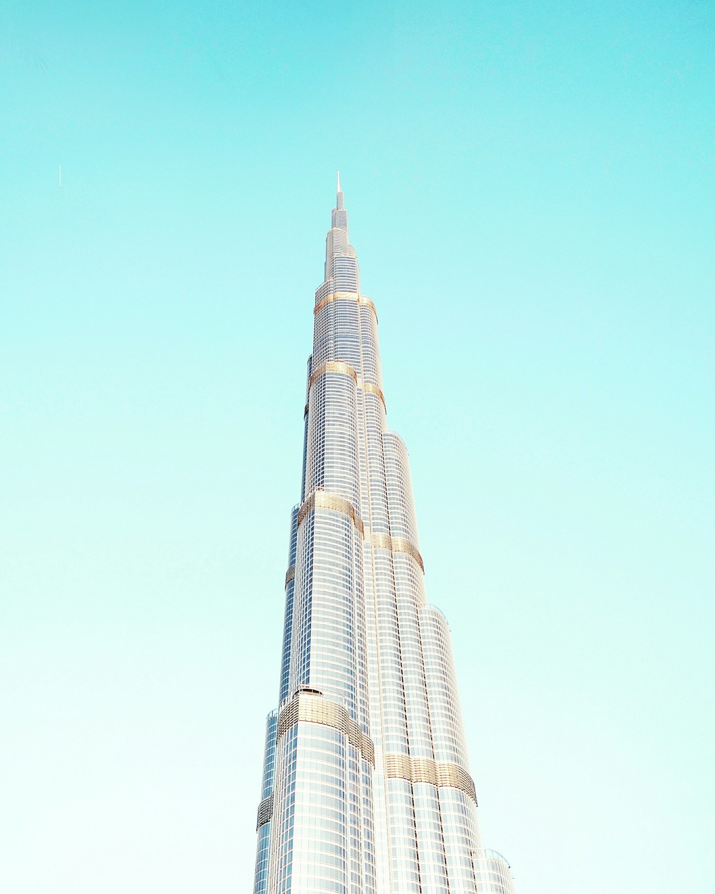 How Mona Realty Bridges UK and Dubai Property Markets